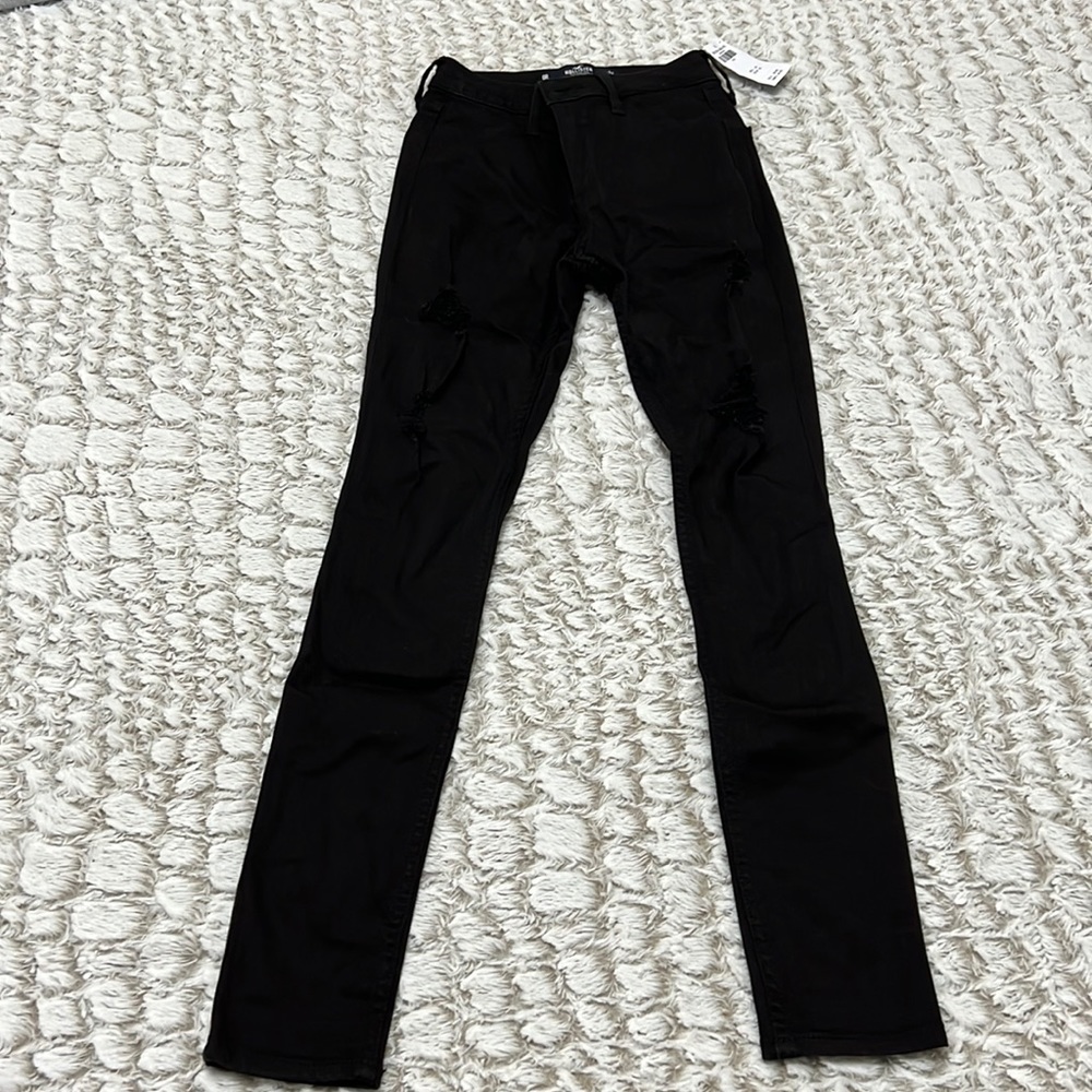 I am selling a pair of brand new curvy high rise Hollister jeans.
